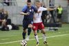 Slovakiets Robert Zak i kamp med Danmarks Kasper Kempel i træningskampen, som Slovakiets proffer vandt med 3-0 over de danske amatører. Foto: Ronald Zak/AP