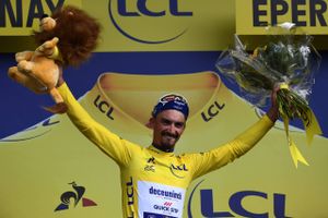     French rider Julian Alaphilippe (C) celebrates his overall leader's yellow jersey on the podium of the third stage of the 106th edition of the Tour de France cycling race between Binche and Epernay, in Epernay on July 8, 2019. Foto: Anne-Christine Poujoulat/AFP