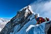 Bjergbestigeren Nirmal Purjas foto, der viser en tætpakket række af klatrere, der venter på at få lov til at nå Everests top, har vakt opsigt. Foto: Nimal Purja/AFP