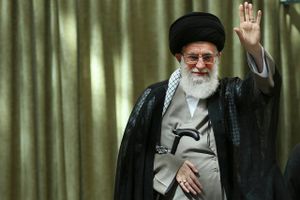 Irans øverste leder siger, at der "ikke er nogen grund til bekymring" over kræftoperation.