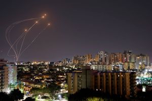 Efter et voldsomt raketangreb mod Israel fra Libanon, gennemfører Israel angrib i den sydlige del af landet.