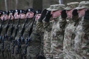 Det polske forsvarsministerium tilbyder i samarbejde med landets militær, at civile kan få et endagskursus i grundlæggende håndtering af våben og overlevelsesfærdigheder, hvis landet skulle komme ud for et angreb. 
