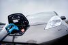 Nissan Leaf er en af de mest solgte elbiler. Nu vil regeringen have endnu mere gang i salget af de elektriske biler - og fra 2030 skal det være helt slut med salg af diesel- og benzinbiler. Arkivfoto: Thomas Lekfeldt/Ritzau Scanpix