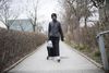 Kofi Ismail fra Frydenlund køber ind for to lokale beboere hver uge. Han sætter pris på sit ansvar og lærer at håndtere penge og ikke at være doven. Foto: Mikkel Berg Pedersen