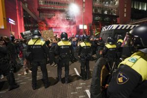 Som det første land i Vesteuropa dette efterår er Holland lukket delvist ned på grund et rekordhøjt antal smittetilfælde. Nedlukningen, der trådte i kraft lørdag, har ført til flere voldsomme demonstrationer, som politiet har måttet afbryde ved magt.
