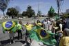 Demonstranter i Brasilien bakker op om præsident Jair Bolsonaros protester mod landets guvernører, der blandt andet lukker delstaterne ned. Foto: Ricardo Moraes/Reuters