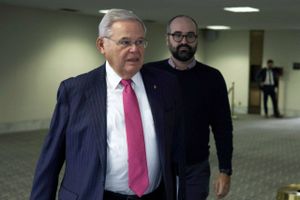 I flere tilfælde er topdemokrater blevet involveret i sager om mulig korruption og bestikkelse. 