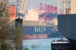En tomt containerskib fra det konkursramte sydkoreanske rederi Hanjin ligger i havnen i Hamborg som et synligt bevis på konsekvenserne af den svage verdenshandel. Foto: AP