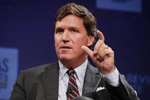 Tucker Carlson kan i realiteten vælge og vrage, hvilket hustag han som det næste vil lande på. Vinduerne skal nok stå åbne for ham i den højreorienterede del af mediebranchen i USA, for hvem vil ikke sikre sig en af USA’s mest magtfulde stemmer op til et valgår? Arkivfoto: Chip Somodevilla/AFP