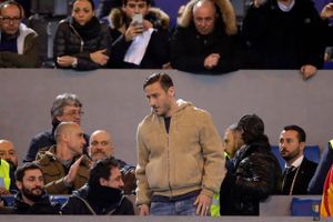 Francesco Totti krævede sidste lørdag mere spilletid, hvilket fik træner Luciano Spalletti til at udelade ham af truppen, da Roma søndag mødte Palermo. Veteranen måtte derfor indtage et sæde på tilskuerpladserne. Foto: Alessandra Tarantino/AP