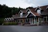 Den klassiske kro ved landevejen mellem Skanderborg og Randers har lagt gulv til utallige bryllupper, sølvbrylluper, fødselsdage og glade stunder. Foto: Charlotte de la Fuente