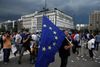 Op mod 20.000 grækere menes at have demonstreret på Syntagma-pladsen i Athen tirsdag. De opfordrede til et ja til søndagens afstemning. De vil forblive i euroen.