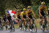 George Bennett (nummer to fra højre) og Primoz Roglic (lige bag ham) har formået at vriste magten fra Team Ineos og Michal Kwiatkowski (forreste Team Ineos-rytter i sort trøje). Foto: Stephane Mahe /Reuters