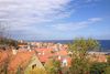 Udsigt over Gudhjems solbrune tage.