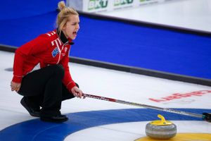 Det danske kvindelandshold i curling er sikker på VM-avancement og OL-kvalifikation efter sejr over Skotland.