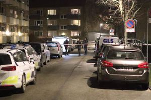 Politiet er søndag aften til stede i Buskager ved Vanløse, hvor en 17-årig mand er blev knivstukket.