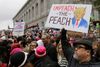 Store folkemængder samledes i tilsvarende demonstrationer i flere andre amerikanske storbyer, her San Francisco. Foto: Jeff Chiu/AP
