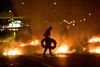 Demonstranterne brændte dæk og andre tilgængelige ting på Amiralsgatan i Rosengård i Malmø natten til lørdag. Foto: TT Nyhedsbureau via Reuters