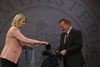 Helle Thorning-Schmidt (S) gav landets netop tiltrådte statsminister, Lars Løkke Rasmussen, et "EU-sæt" ved overdragelsen i Statsministeriet.