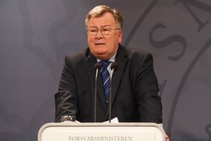 Før en milliardbevilling til nye kampfly undlod forsvarsministeren at give Folketinget vigtige oplysninger, siger eksperter i forvaltningsret.