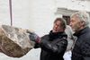 Kvaderstenen løftes ned fra kirketårnet og tages imod af fagfolk. Foto: Folkekirken i Aarhus