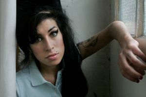 Der var over fire år, hvor Amy Winehouse ikke formåede at udgive et nyt album. Godt fire måneder efter hendes død udgiver plade?selskabet et nyt album uden de store glædelige overraskelser.