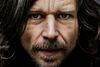 Karl Ove Knausgård er over 3.500 siders selvbiografi rejst både ind i sig selv og ind i Hitlers liv.