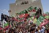 Tilhængere af Imran Khans parti, Pakistans Bevægelse for Retfærdighed, fører valgkamp i Karachi. Lørdag går pakistanerne til valg. Foto: Shakil Adil/AP