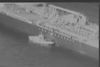Et foto fra den amerikanske flåde viser angiveligt den iranske revolutionsgarde fjerne en ueksploderet mine fra tankskibet Kokuka Courageous", ejet af selskabet Bernhard Schulte. Foto: Reuters