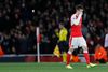 Arsenal-spilleren Laurent Koscielny forlader banen, efter at han er blevet vist det røde kort. Foto: Kirsty Wigglesworth/AP