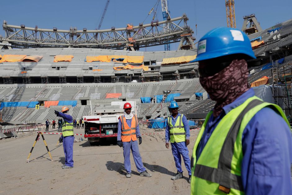 Indtil videre er VM-stadionerne mest kendt for deres andel i de 15.000 dødsfald, der har været blandt udlændinge i Qatar, siden landet blev tildelt værtskabet i 2010 og frem til 2019 ifølge Amnesty International. Her er arbejdere i gang på Lusail Stadium. (AP Photo/Hassan Ammar)  