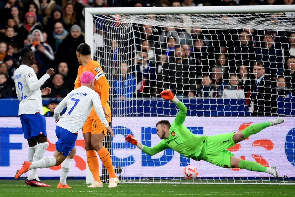 Holland var bagud 0-2 efter otte minutter, og gæsterne indkasserede fire i alt mål, da de besøgte Paris.