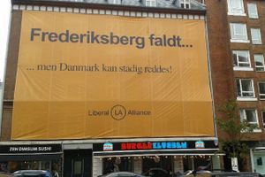 Et kæmpestort reklamebanner fra Liberal Alliance har skabt frustration i en opgang på Frederiksberg. Man kan ikke se ud af vinduerne, fortæller uforstående beboere. Nu svarer LA på kritikken.