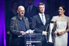 Kronprinsparret overrækker her Kronprinsparrets Kulturpris 2018 til forfatteren Kim Leine. I sin pristale fremhævede kronprins Frederik Kim Leines »usædvanlige talent for at skrive gribende og barske fortællinger om hjerteskærende menneskeskæbner og vilde naturkræfter«. Foto: Henning Bagger