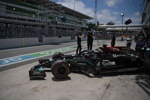Lewis Hamilton er blevet diskvalificeret fra fredagens kvalifikation til sprintløbet. Han starter nu bagest.