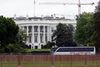 Senatorer ankommer med bus til Det Hvide Hus til briefing om forholdet til Nordkorea. Foto: Manuel Balce Ceneta/AP