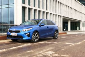 Kia Ceed har fået den helt store tur i seneste version. Bilen rykker tættere på de bedste i klassen, men automatgearet giver ikke det helt brede smil.