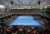 Dette billede har forbløffet mange på sociale medier i løbet af fredagen. 4.000 tilskuere er samlet til en tenniskamp i Australien forud for Grand Slam-turneringen Australian Open. Foto: REUTERS/Morgan Sette