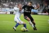 Kampene mellem de to topbklubber plejer at være kendetegnet ved mange hårde dueller. Her er det FCK's højreback Peter Ankersen over for FCM's Marc Dal Hende. Foto: Anita Graversen