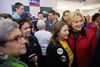Danske Nilly Taheri arbejdede i en måned på Hillary Clintons kampagnekontor i New York. Da hun var færdig, var hun ikke overrasket over, hvorfor Clinton havde tabt valget. Her ses Hillary Clinton under et besøg på et kampagnekontor i Iowa. Foto: Andrew Harnik/AP
