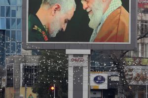 En reklamesøjle med billede af den dræbte general Soleimani sammen med Irans øverste leder, ayatollah Ali Khamenei. Foto: Atta Kenare/AFP