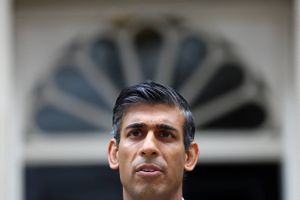 Rishi Sunak er officielt tiltrådt som ny premierminister, men det åbne spørgsmål er, om han kan stoppe kiv og kævl i sit parti og tilfredsstille folket midt i en alarmerende krisetid.  