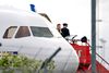 Torsdag landede et SAS-fly i København med 84 evakuerede fra Afghanistan. Senere på dagen kom yderligere 320 ud af Kabul på et andet fly og er nu på vej mod Danmark.. Foto: Nils Meilvang/Ritzau Scanpix