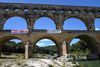 Aktivister fra anti-globaliseringsgruppen Attac protesterer med banner mod Amazons planer om at bygge et kæmpemæssigt depot godt fire km fra en af Frankrigs største turistattraktioner, Pont du Gard, mellem Nimes og Avignon. Foto: Pascal Guyot / AFP