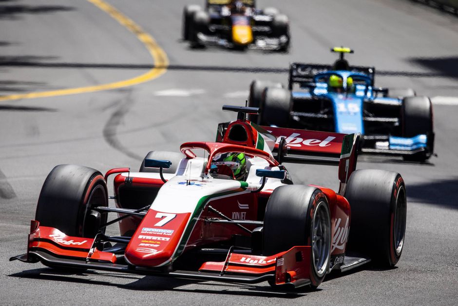 Frederik Vesti startede og sluttede forrest i Formel 2-løbet i Monaco. Han overtager førstepladsen i serien.
