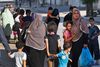 Mange palæstinensere var onsdag på flugt fra deres hjem i Gaza, efter israelerne har nedkastet flyveblade med besked om, at de skal forlade deres huse. Foto: Lefteris Pitarakis/AP