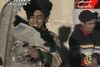 Hamza Bin Laden holder et stykke fra et flyvrag i 2001. Arkivfoto: AP.