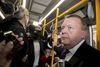 Statsminister Lars Løkke Rasmussen og fem ministre ankom med elbus inden præsentationen af klimaplanen i går. Foto: Mads Claus Rasmussen/Ritzau Scanpix