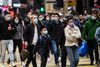 Fodgængere i Hongkong bærer ansigtsmasker i et forsøg på at undgå at blive smittet af coronavirus. Ifølge den britiske radio- og fjernsynsstation BBC har Hongkong netop besluttet at begrænse antallet af besøgende fra Kina. Foto: Anthony Wallace/AFP