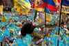 En kvinde sørger på Frihedspladsen, Maidan, i det centrale Kyiv. Hvert flag er placeret af pårørende til døde soldater. Foto: Anatolii Stepanov/AFP